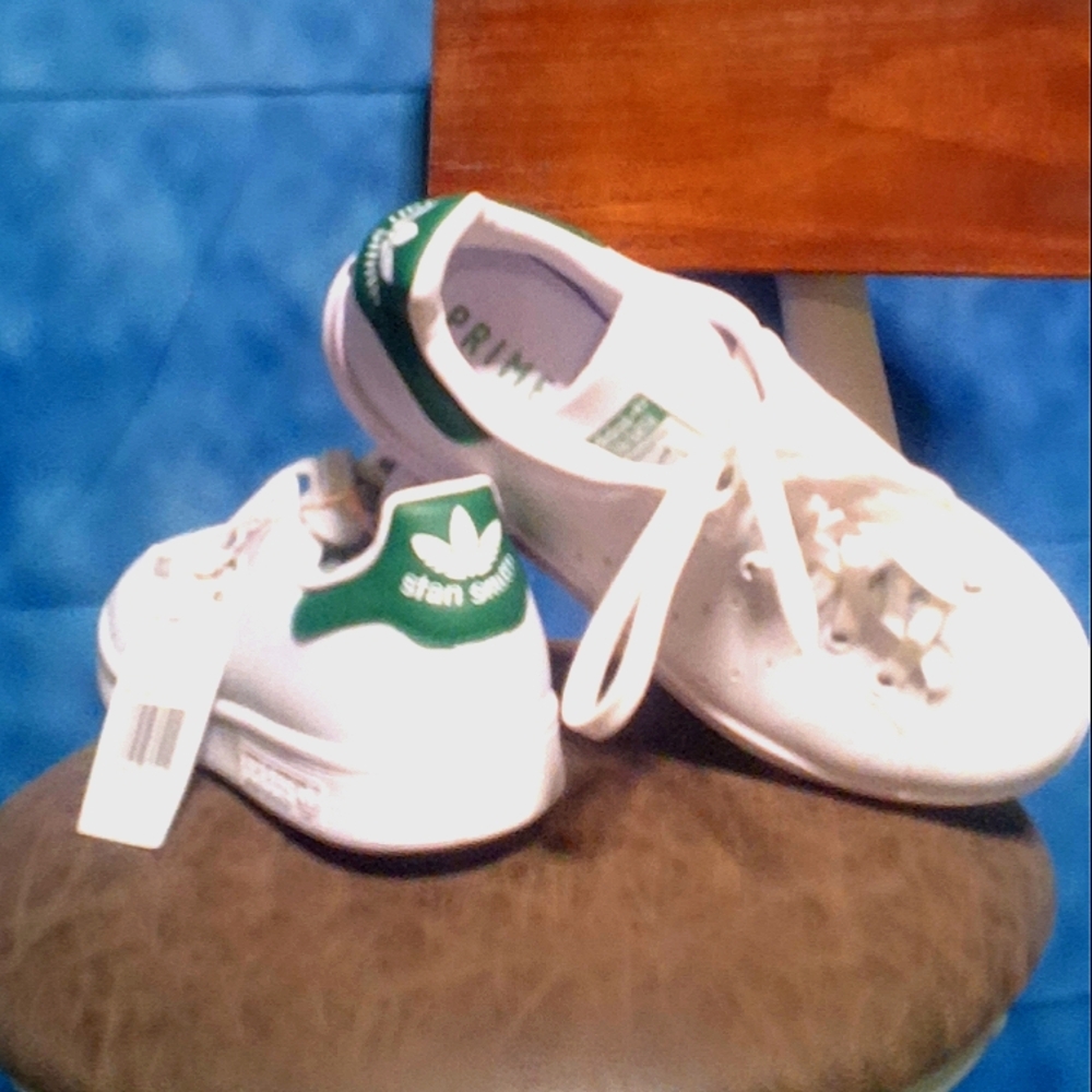 Tennis shoes